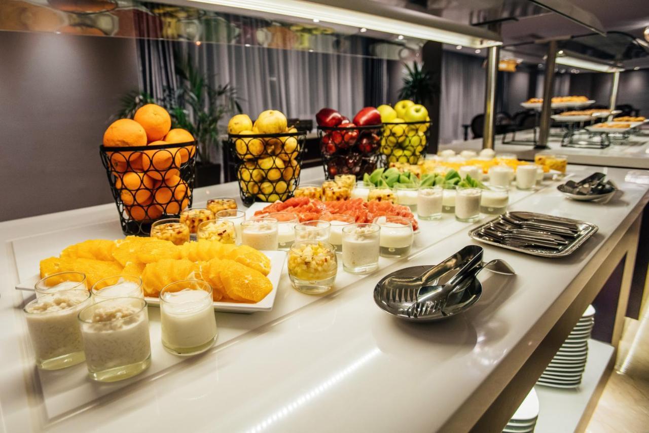 그랜드 모가도르 시티 센터 카사블랑카 외부 사진 A buffet of fruit and yogurt