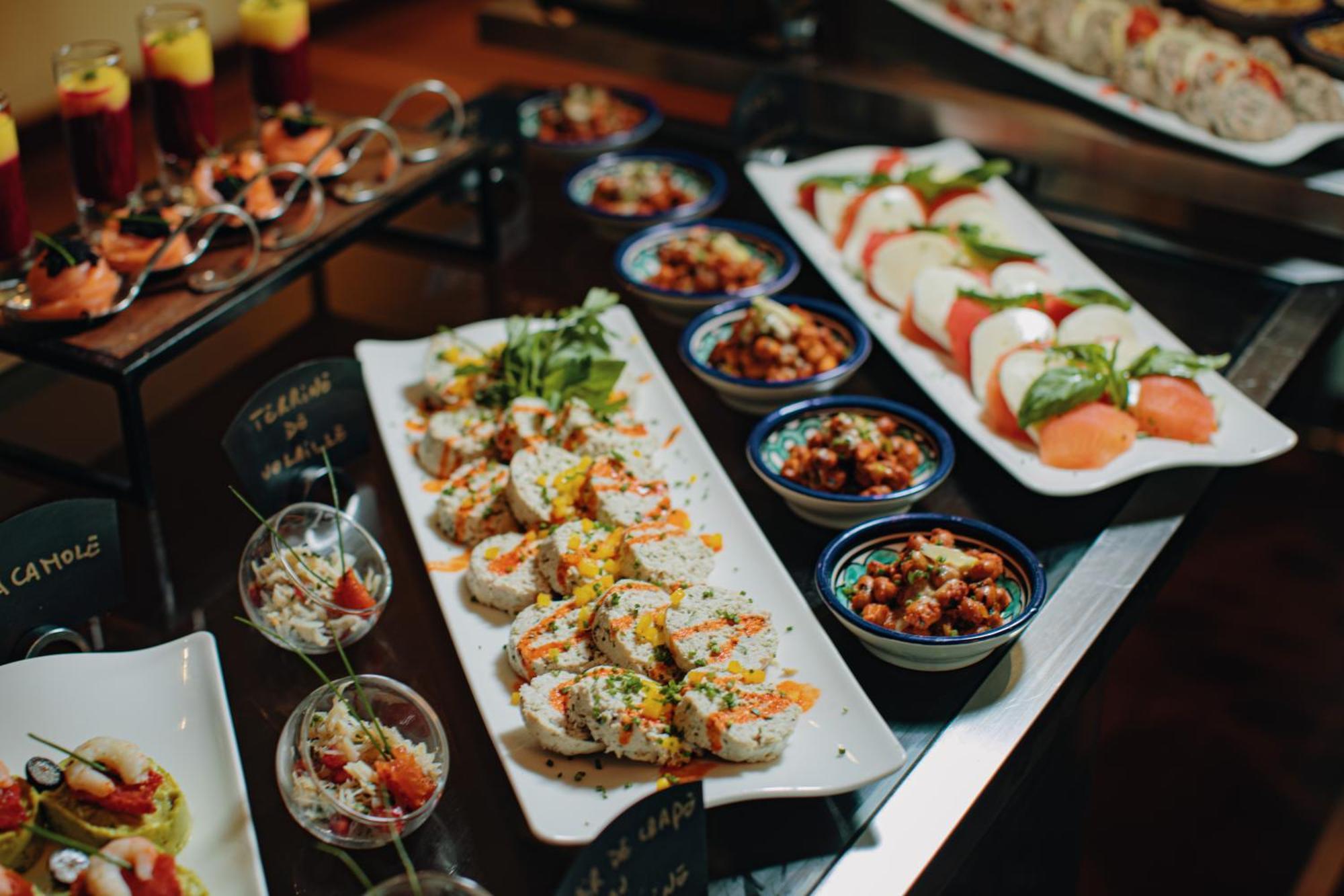 그랜드 모가도르 시티 센터 카사블랑카 외부 사진 Sushi at a buffet