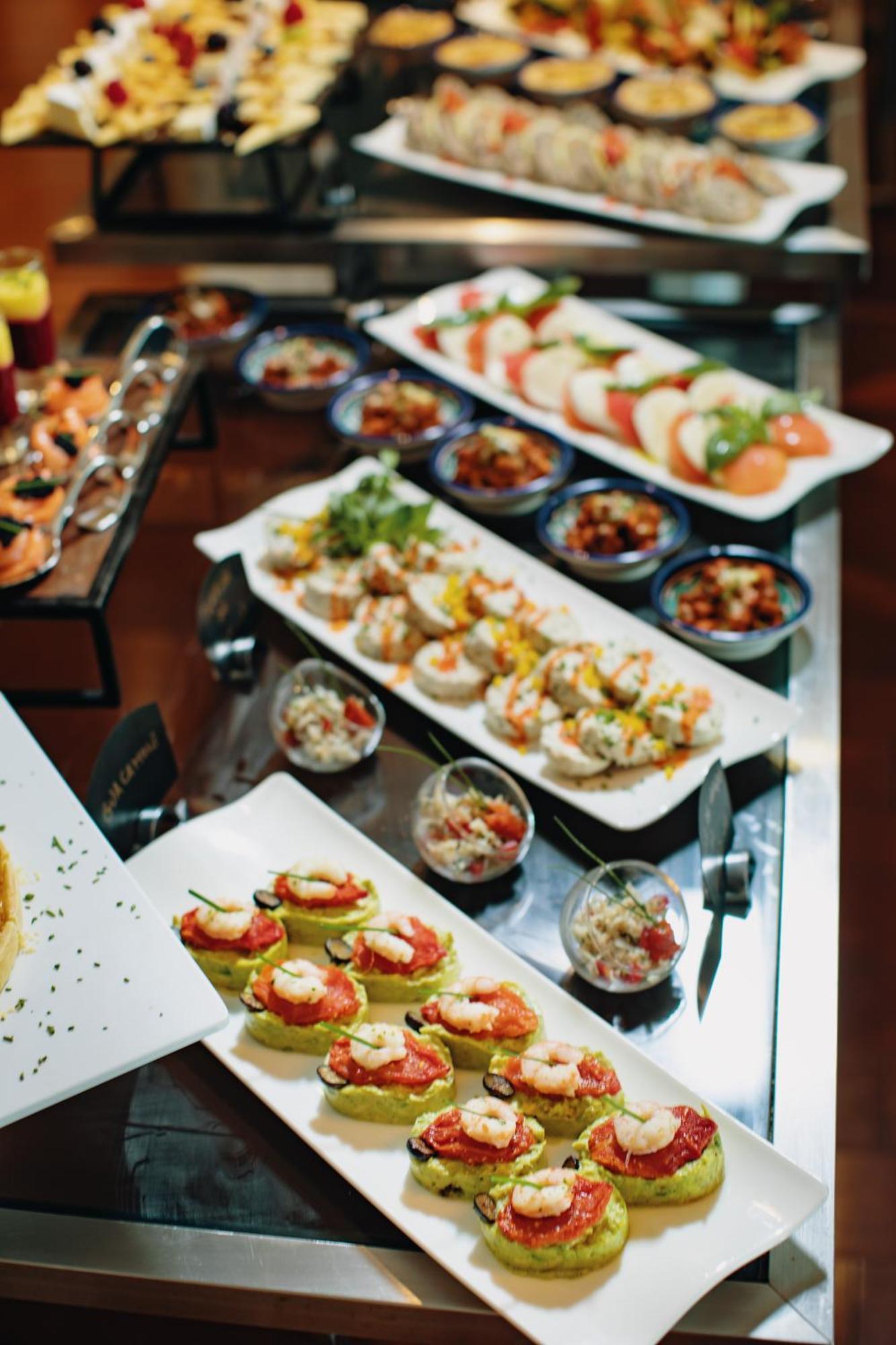 그랜드 모가도르 시티 센터 카사블랑카 외부 사진 A buffet of various salads