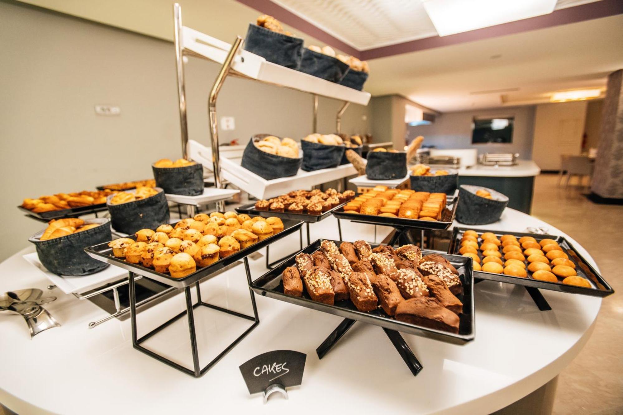 그랜드 모가도르 시티 센터 카사블랑카 외부 사진 A selection of cakes at a buffet