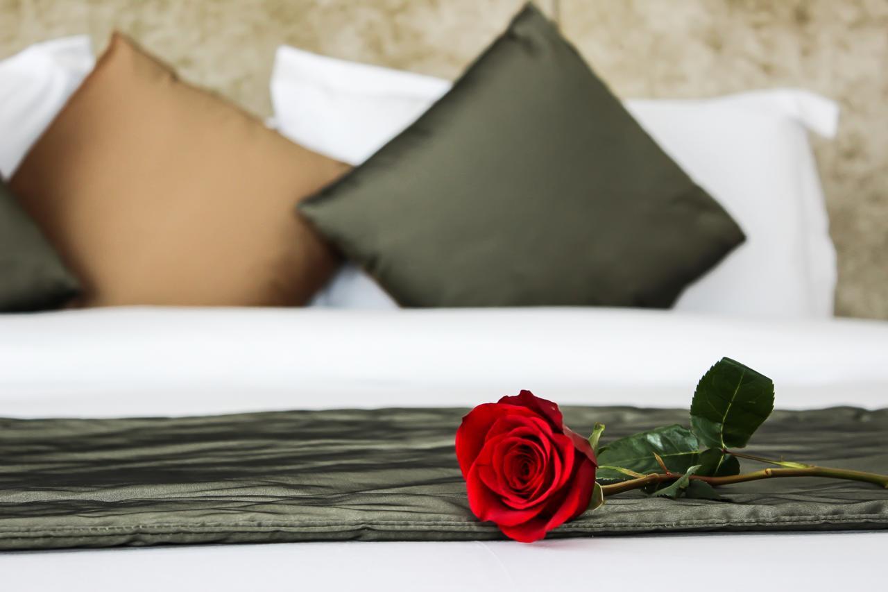 그랜드 모가도르 시티 센터 카사블랑카 외부 사진 A rose on a bed