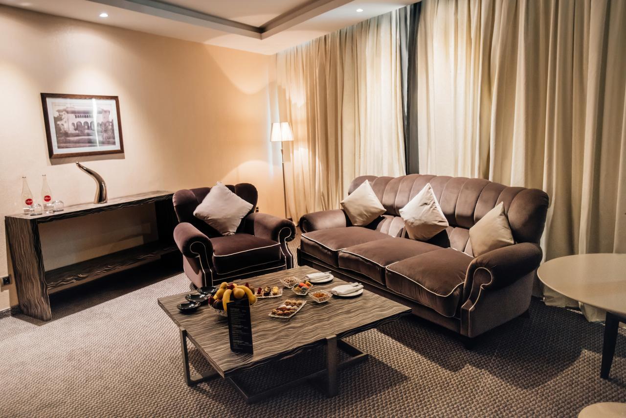 그랜드 모가도르 시티 센터 카사블랑카 외부 사진 A living room in a suite at the hotel