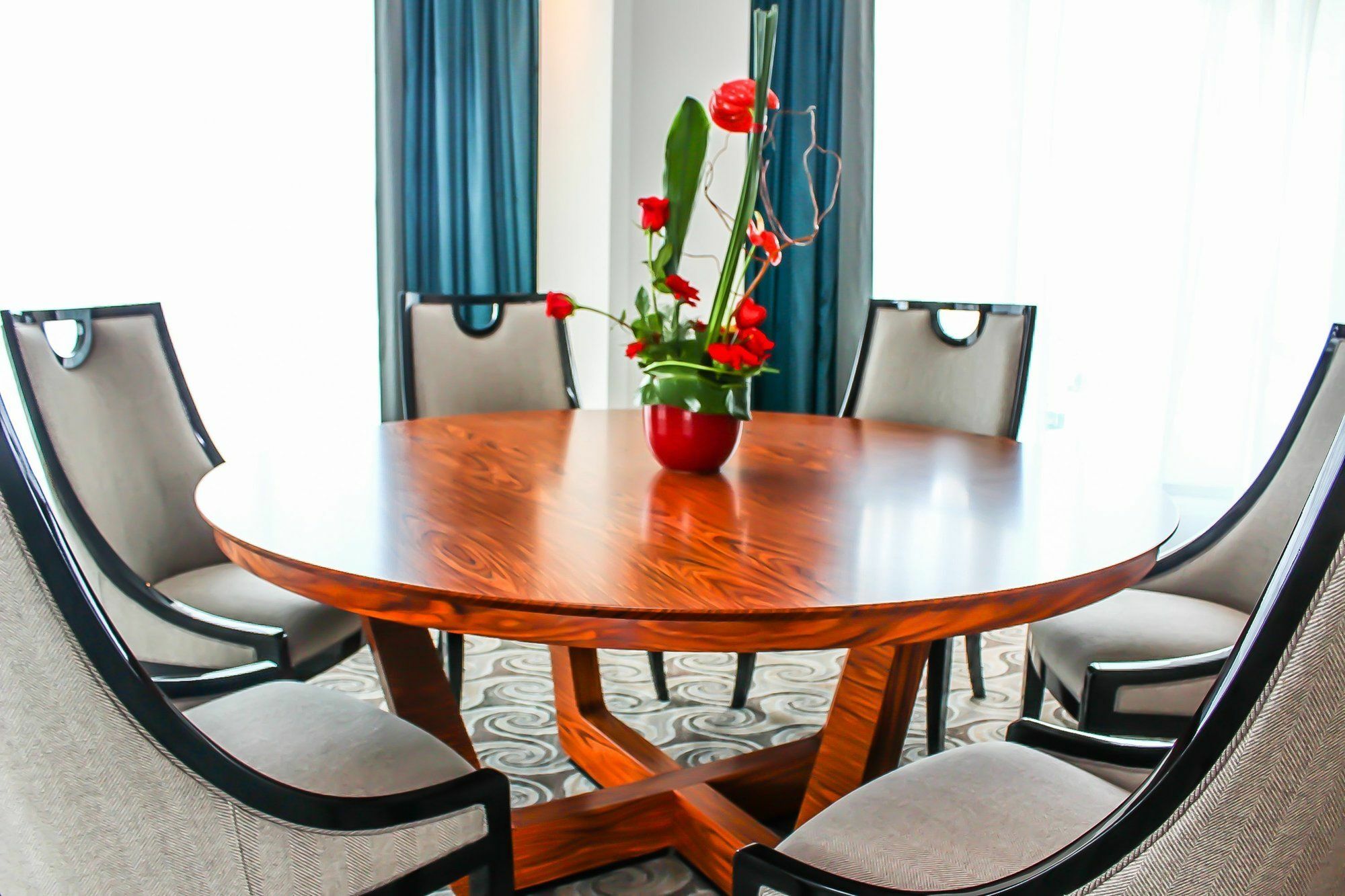 그랜드 모가도르 시티 센터 카사블랑카 외부 사진 A dining room table